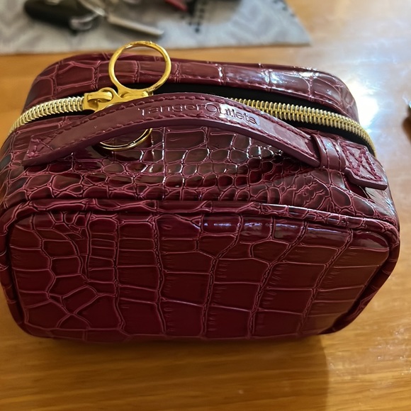 Small clutch, look like new. - Picture 2 of 4